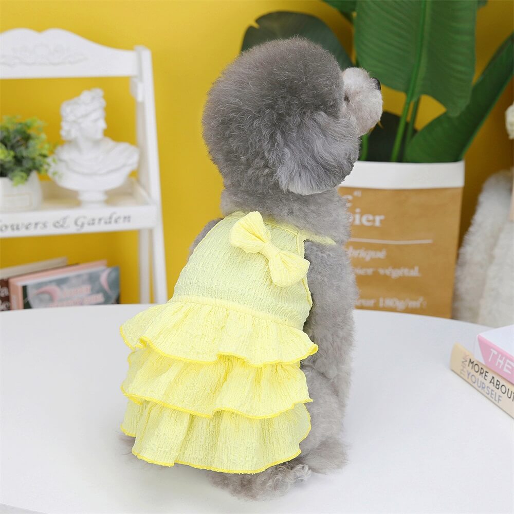 Adorável vestido de cachorro com babados e laço - perfeito para passeios de verão