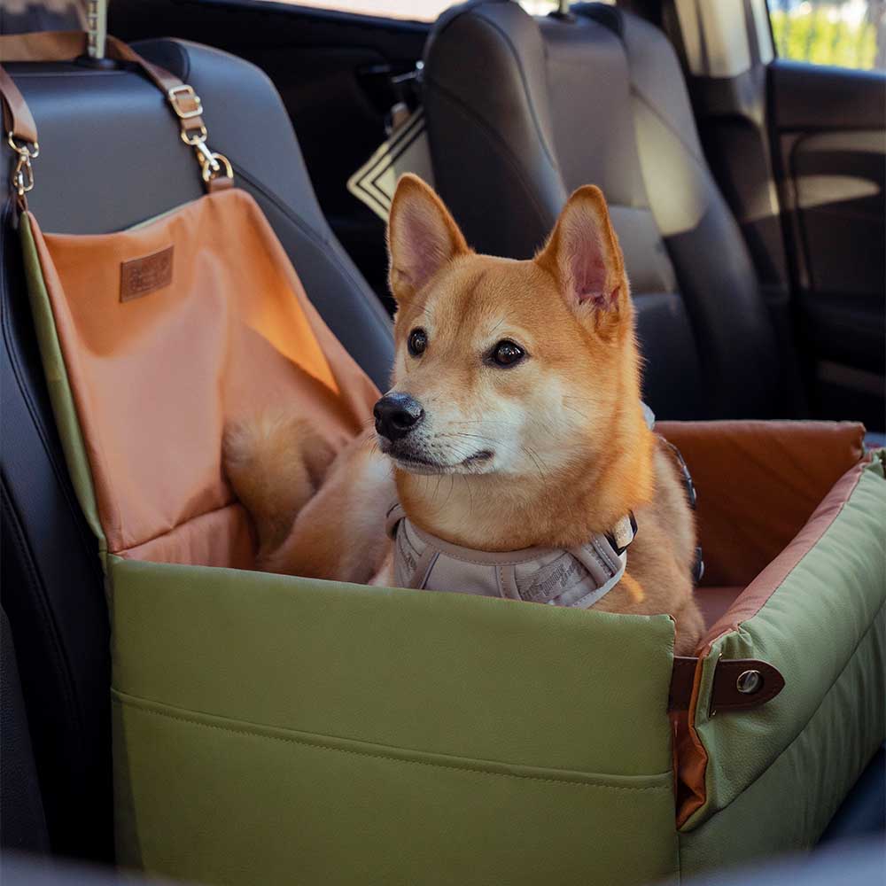 Cama elevatória para assento de carro de luxo em couro sintético elevado para cães - Viajante Urbano