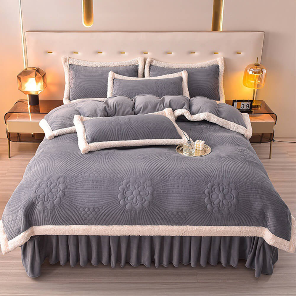 Conjunto de saia de cama de lã de leite espessada e aconchegante com acolchoado floral