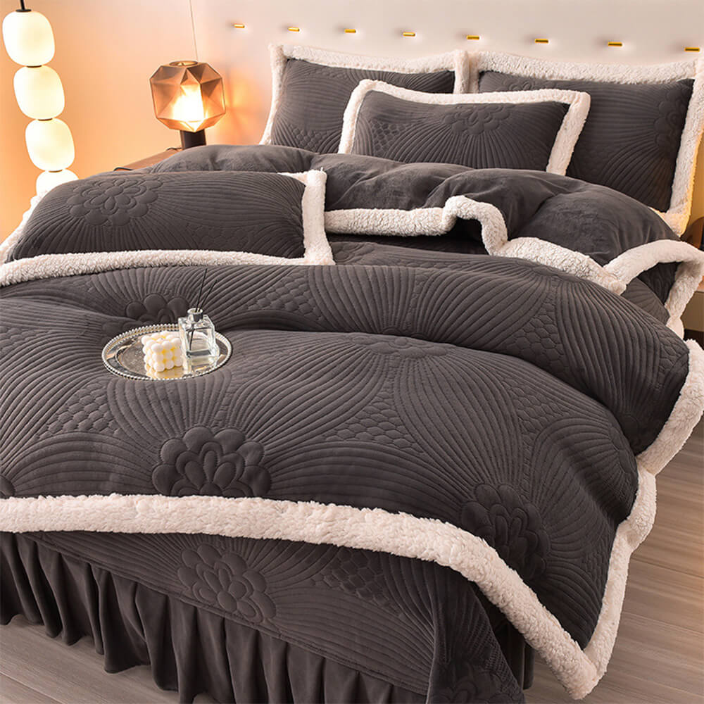 Conjunto de saia de cama de lã de leite espessada e aconchegante com acolchoado floral