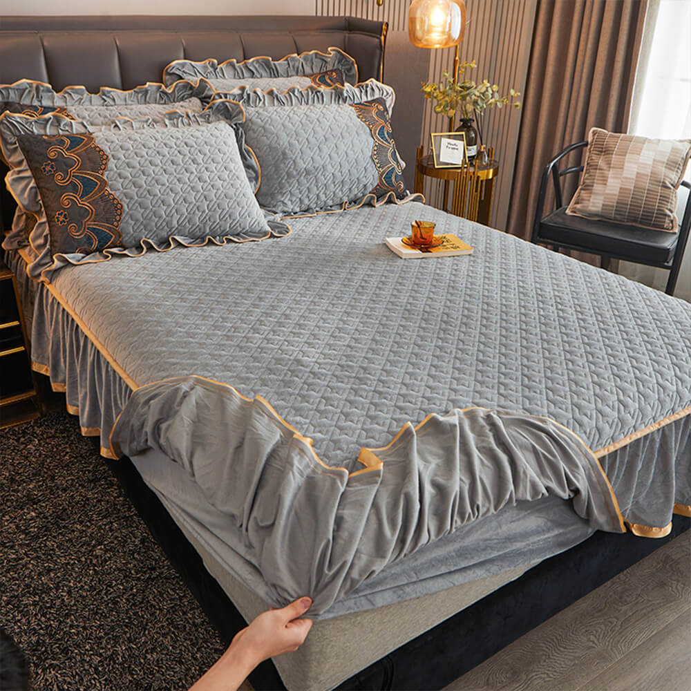 Luxuoso conjunto de lençóis de cama antiderrapantes bordados em veludo cristal com saia de cama