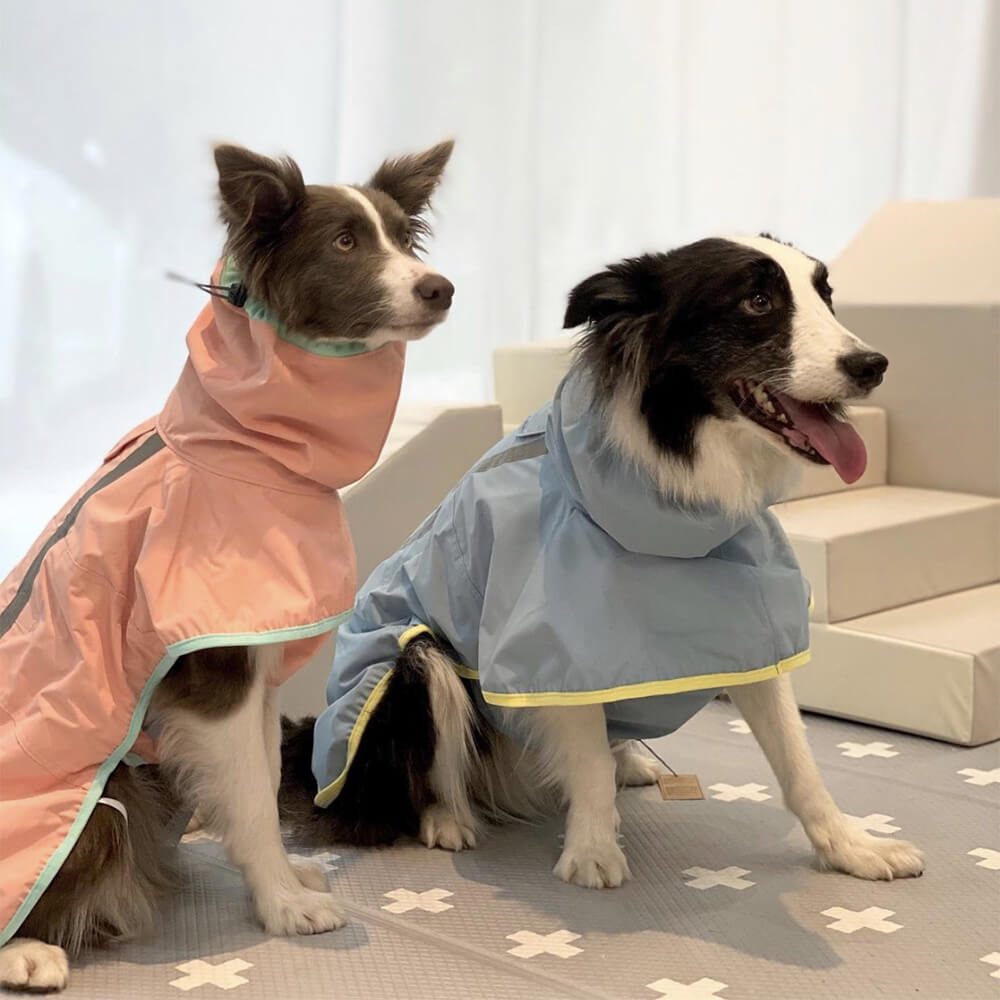 Capa de chuva leve e impermeável para cães ao ar livre com capuz de faixa refletiva