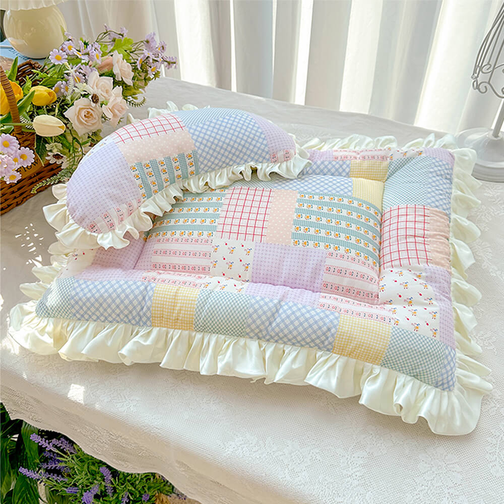 Almofada combinando com colcha de cachorro e gato com babados e patchwork floral vintage