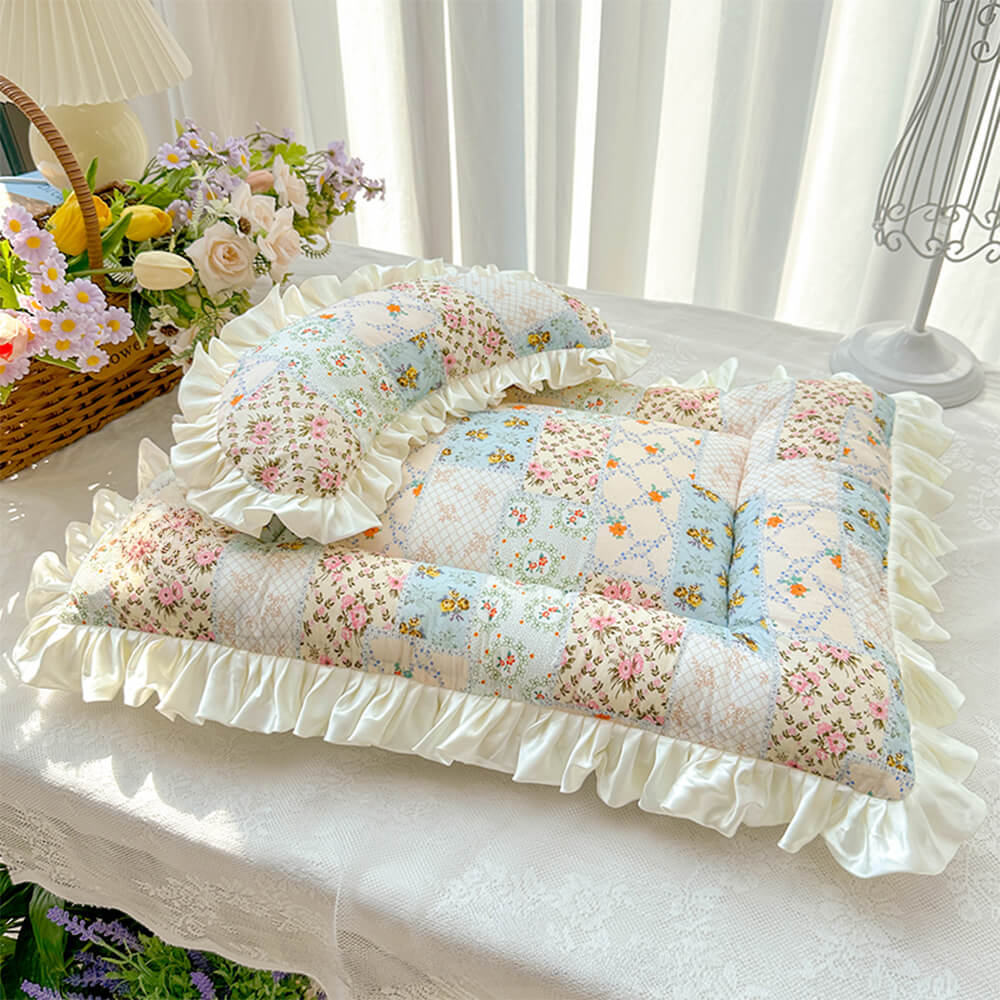 Almofada combinando com colcha de cachorro e gato com babados e patchwork floral vintage
