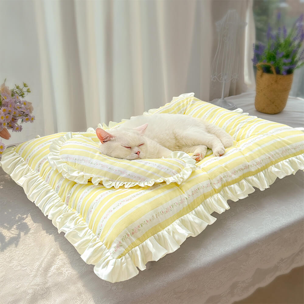 Almofada combinando com colcha de cachorro e gato com babados e patchwork floral vintage
