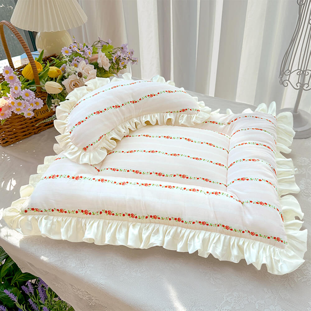 Almofada combinando com colcha de cachorro e gato com babados e patchwork floral vintage