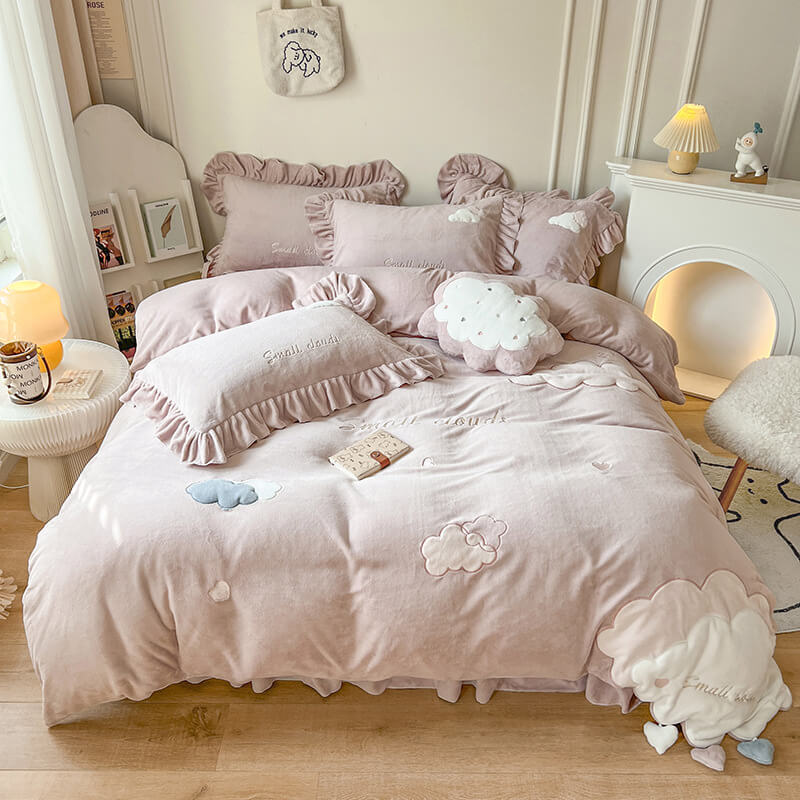 Conjunto de lençóis de cama bordados Milk Velvet Cloud Comfort com saia de cama