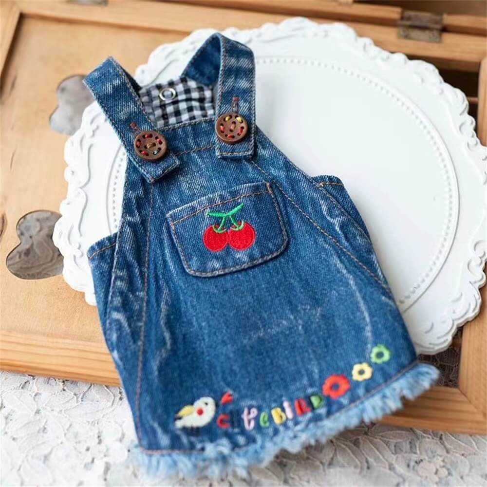 Vestido de cachorro jeans bordado cereja – divertido e estiloso para uso diário