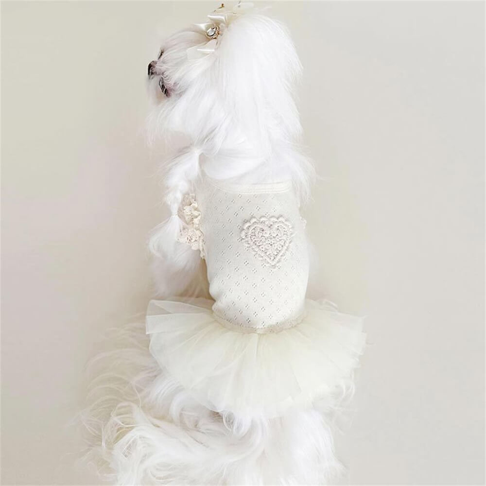 Vestido elegante de renda branca para cachorro com detalhes em coração - perfeito para ocasiões especiais